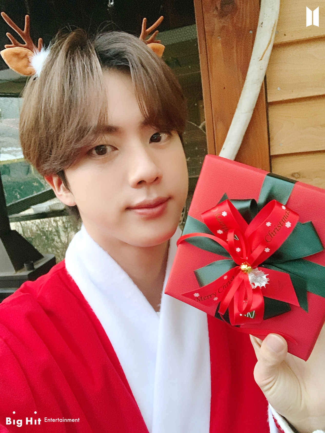 BTSがARMYの為に用意した特別なクリスマスプレゼントがついに公開！！【サンタコスのセルカ&家族写真も】 BTS 防弾少年団 【情報サイト】